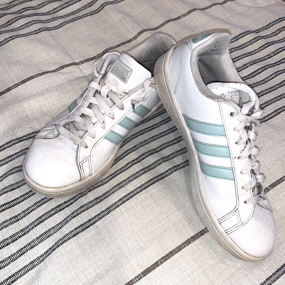 GUC Adidas vintage tennis shoes sneakers 8.5